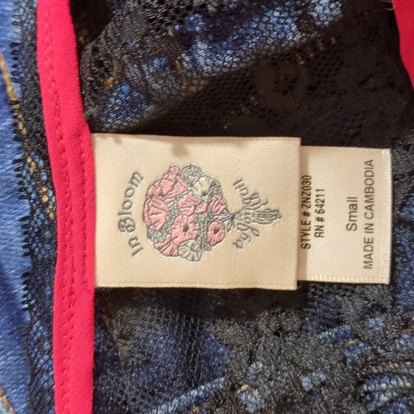 Zanzibar' WRAP IN RED Fine floral lace insets atop the shoulders size small - Picture 4 of 5